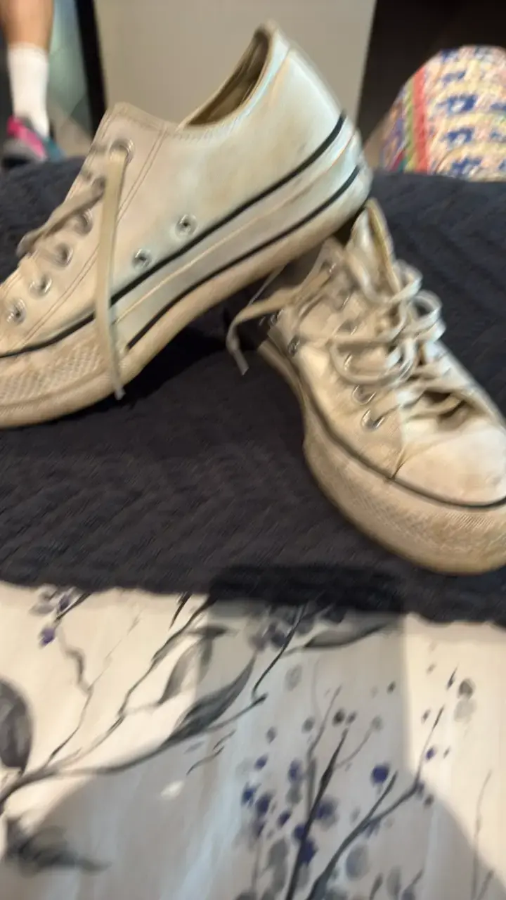 Zapatillas deportivas blancas usadas - 1