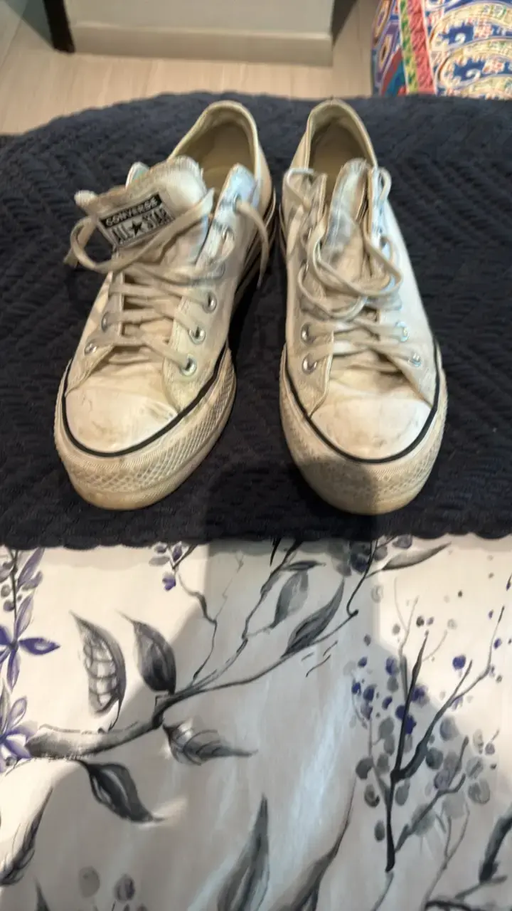 Zapatillas deportivas blancas usadas - 2