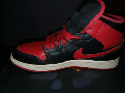 Zapatillas Air Jordan 1 Mid Negro Rojo - miniatura 1