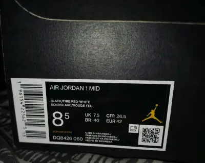 Zapatillas Air Jordan 1 Mid Negro Rojo - miniatura 3