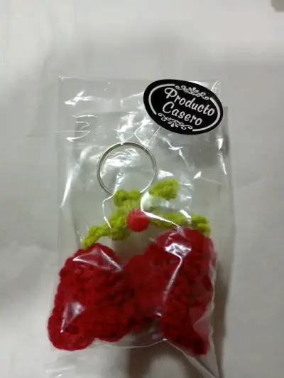 Llavero de lana tejido a mano en forma de campana - miniatura 1