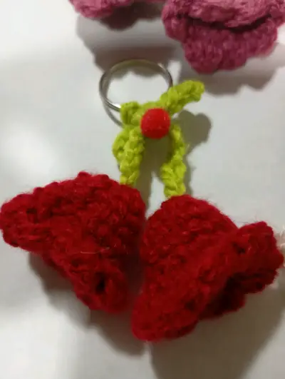 Llavero de lana tejido a mano en forma de campana - miniatura 2