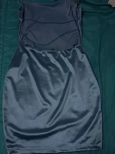 Vestido de satén azul elegante - miniatura 1