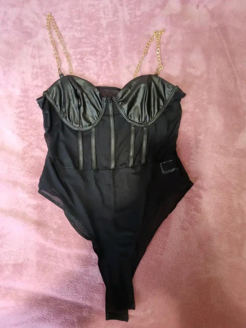 Body negro con tirantes de cadena Shein - 1
