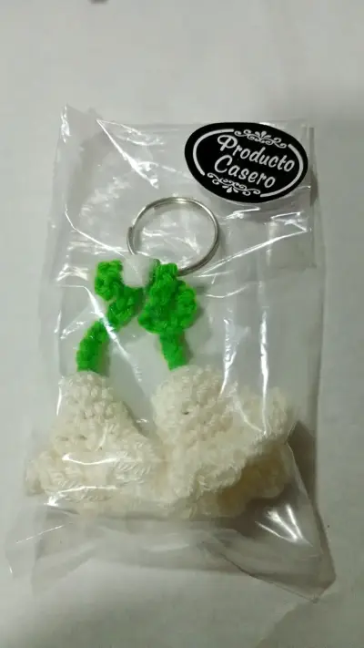 Llavero artesanal de campanitas blancas - miniatura 1
