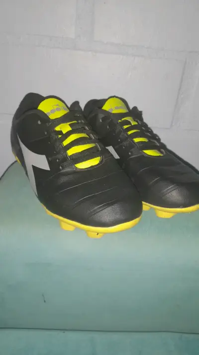 Zapatos de fútbol Diadora negros y amarillos - miniatura 1