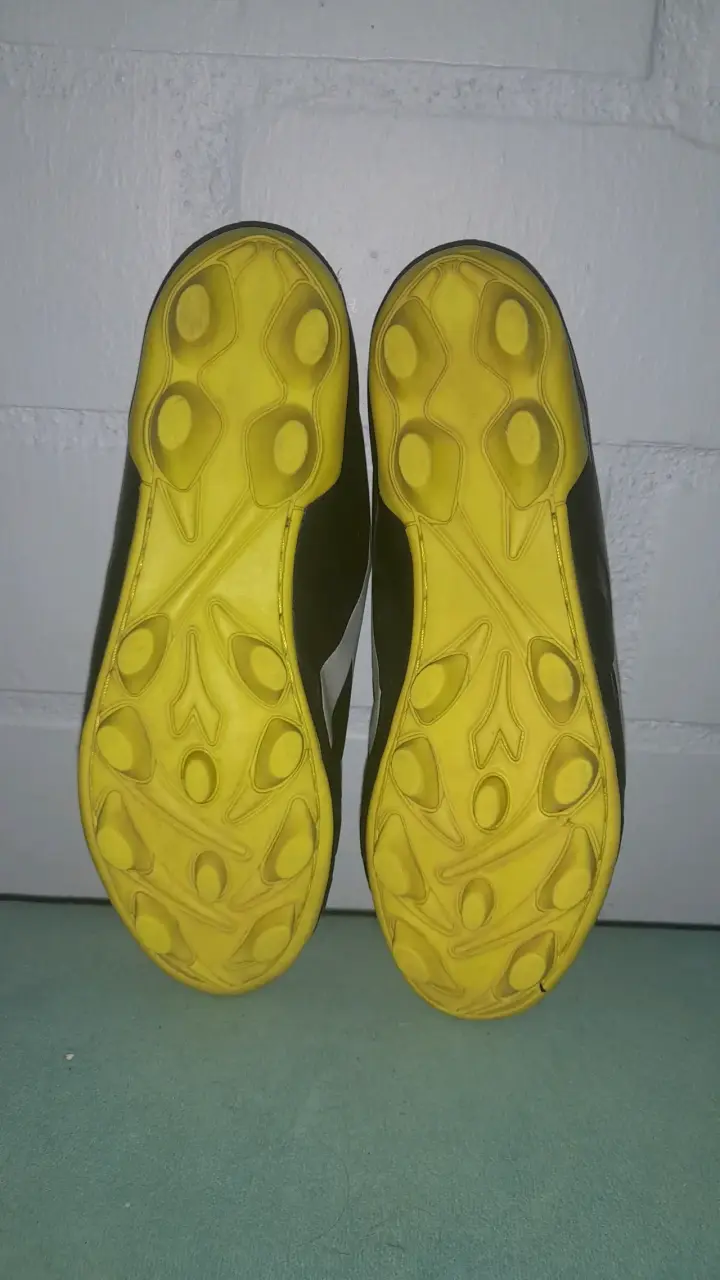 Zapatos de fútbol Diadora negros y amarillos - 2