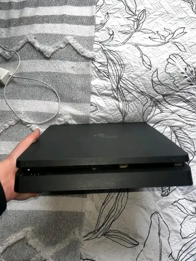 Consola PlayStation 4 Slim en buen estado - miniatura 1