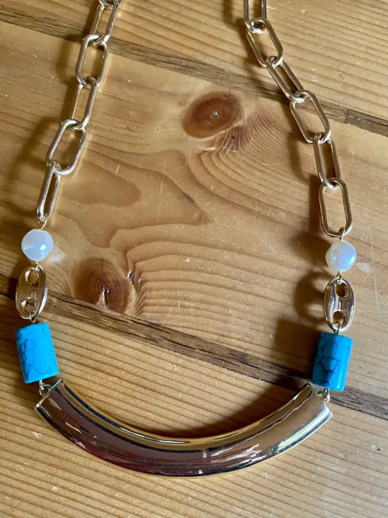 Collar de cadena dorada con cuentas turquesas - 1