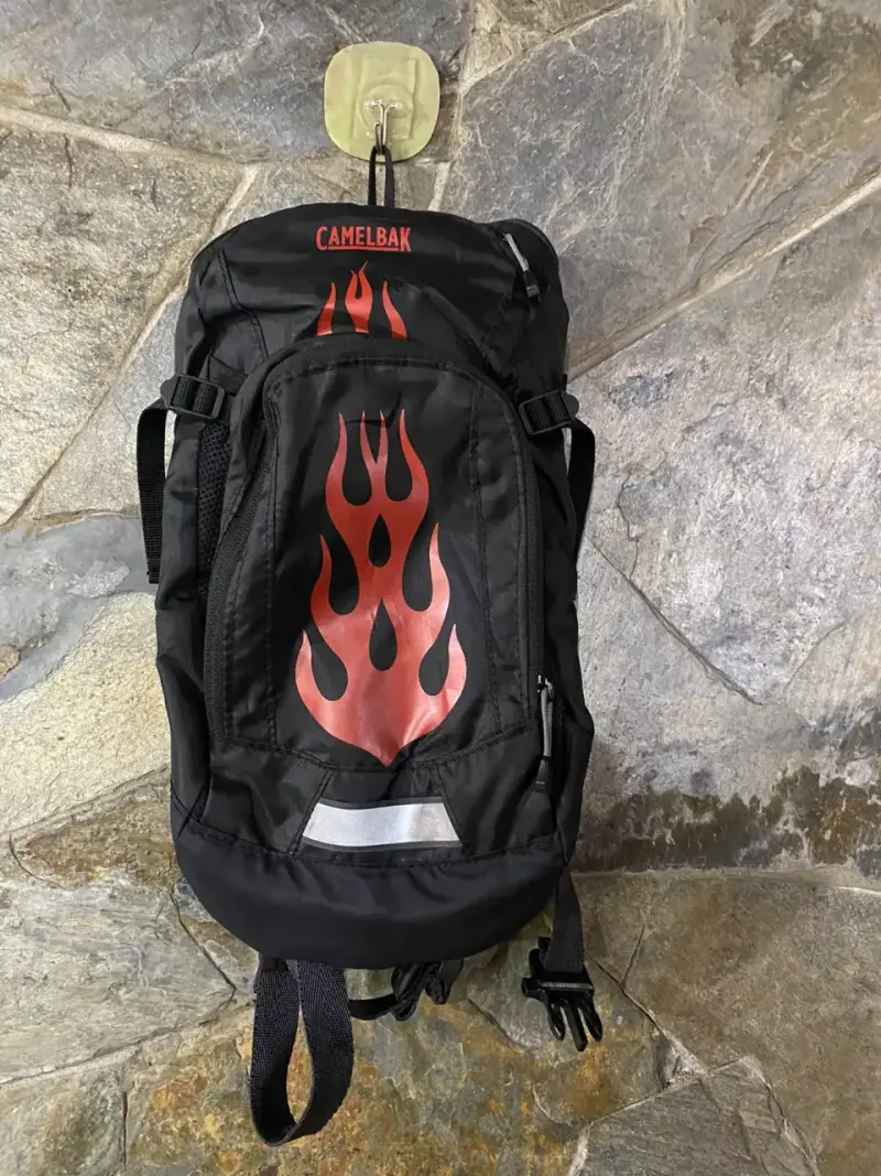 Mochila CamelBak negra con diseño de llamas - 1