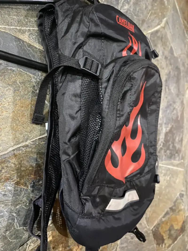 Mochila CamelBak negra con diseño de llamas - 2
