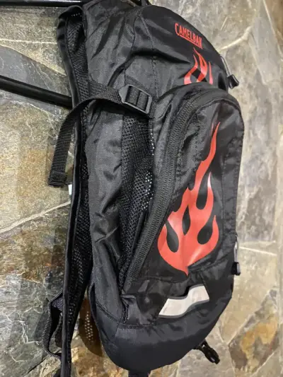 Mochila CamelBak negra con diseño de llamas - miniatura 2