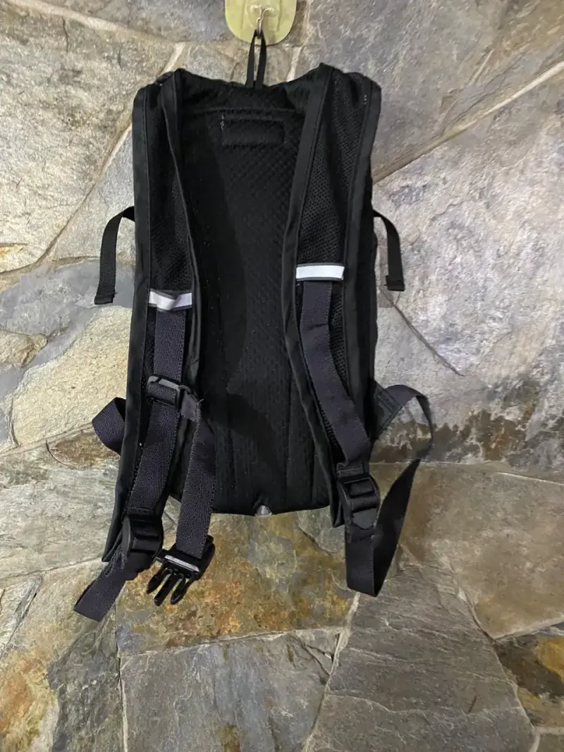 Mochila CamelBak negra con diseño de llamas - 3
