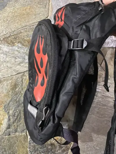 Mochila CamelBak negra con diseño de llamas - miniatura 4