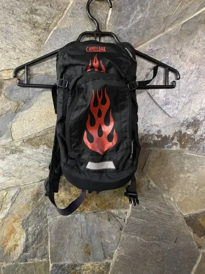 Mochila CamelBak negra con diseño de llamas - miniatura 5