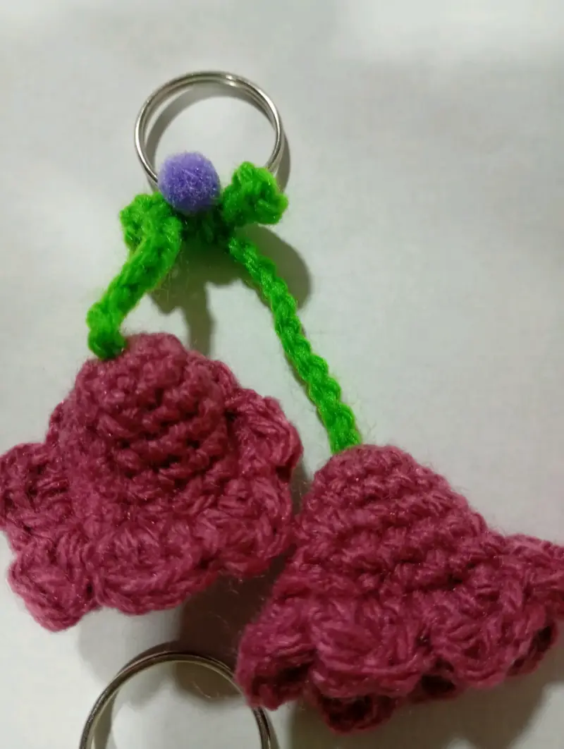 Llavero artesanal campanitas tejidas a crochet - 2
