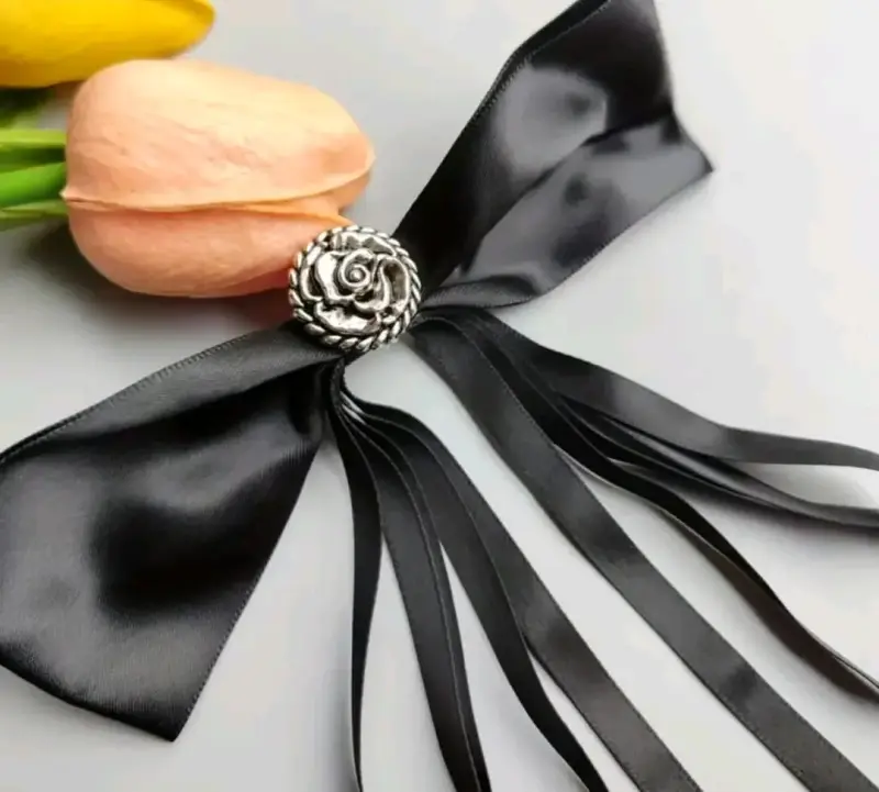 Lazo de satén negro con broche de rosa - 1
