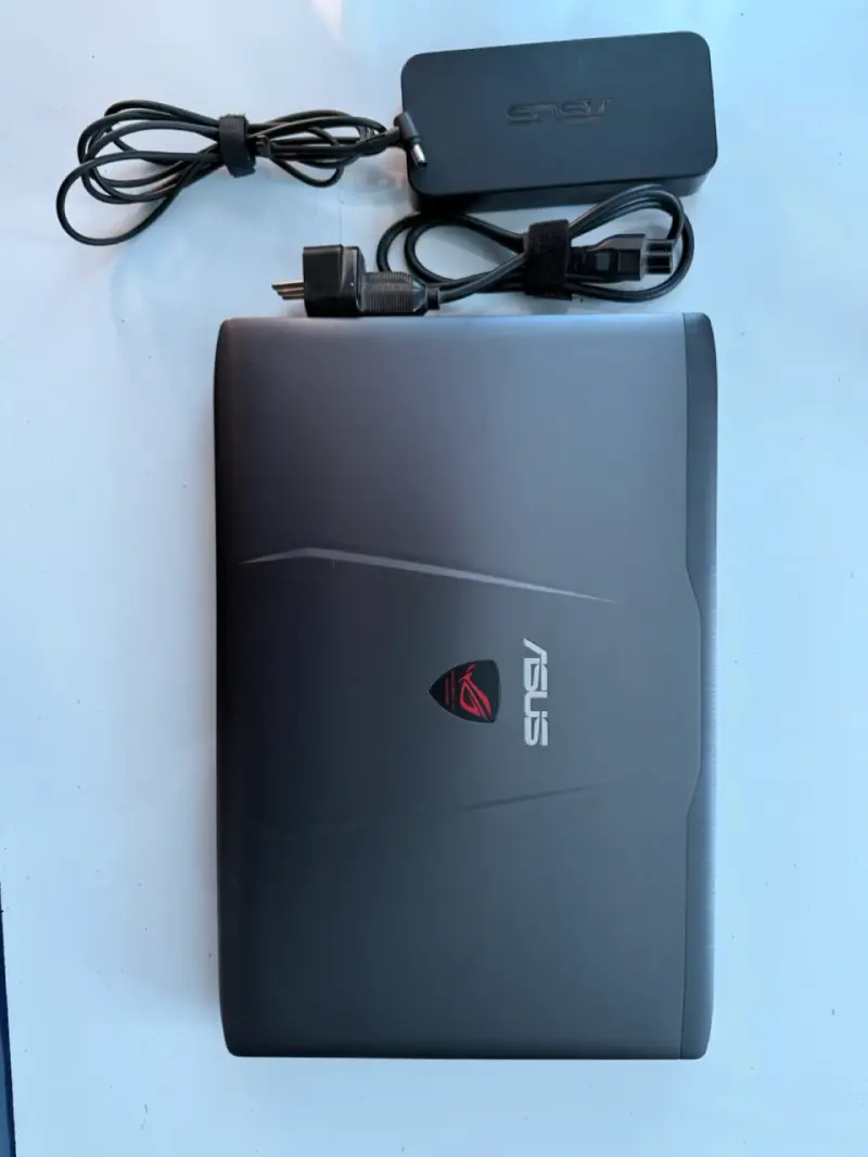 Laptop ASUS ROG GL552VW para gaming con cargador - 1