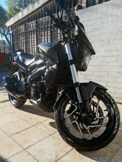 Moto deportiva Dominar 400 negra en buen estado - miniatura 1