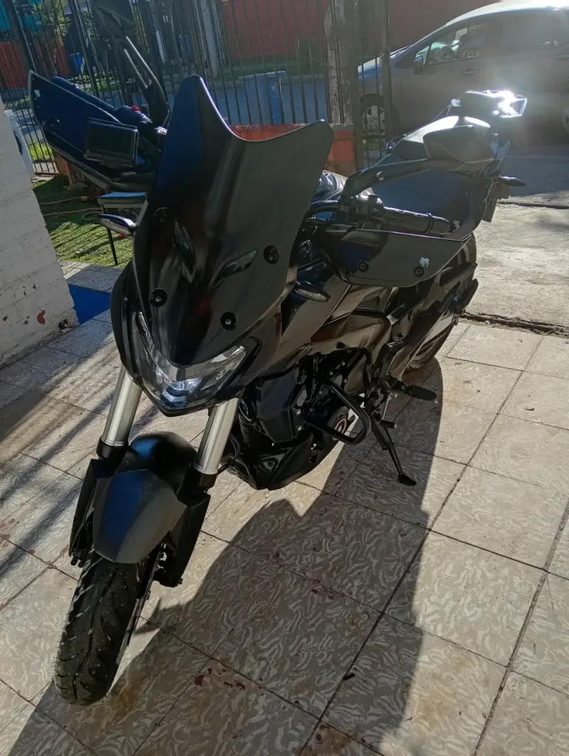 Moto deportiva Dominar 400 negra en buen estado - 2