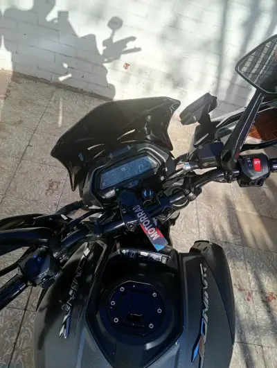 Moto deportiva Dominar 400 negra en buen estado - miniatura 3