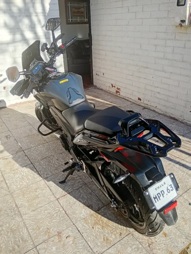 Moto deportiva Dominar 400 negra en buen estado - 4