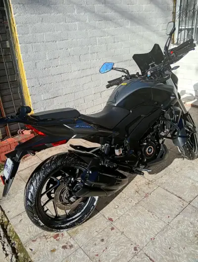 Moto deportiva Dominar 400 negra en buen estado - miniatura 5
