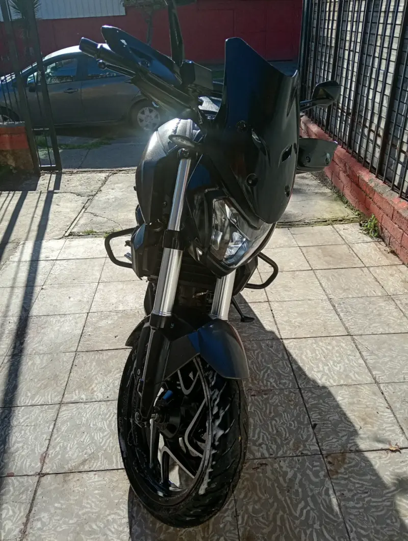 Moto deportiva Dominar 400 negra en buen estado - 6