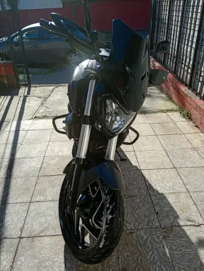 Moto deportiva Dominar 400 negra en buen estado - miniatura 6