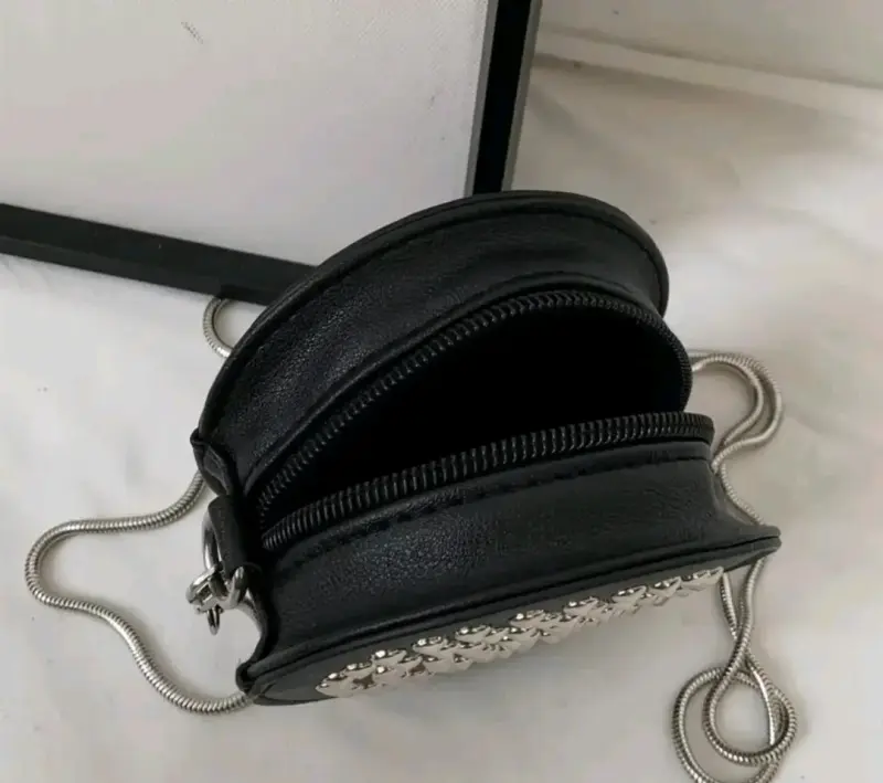 Cartera negra en forma de corazón con tachas - 2