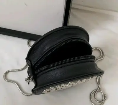 Cartera negra en forma de corazón con tachas - miniatura 2