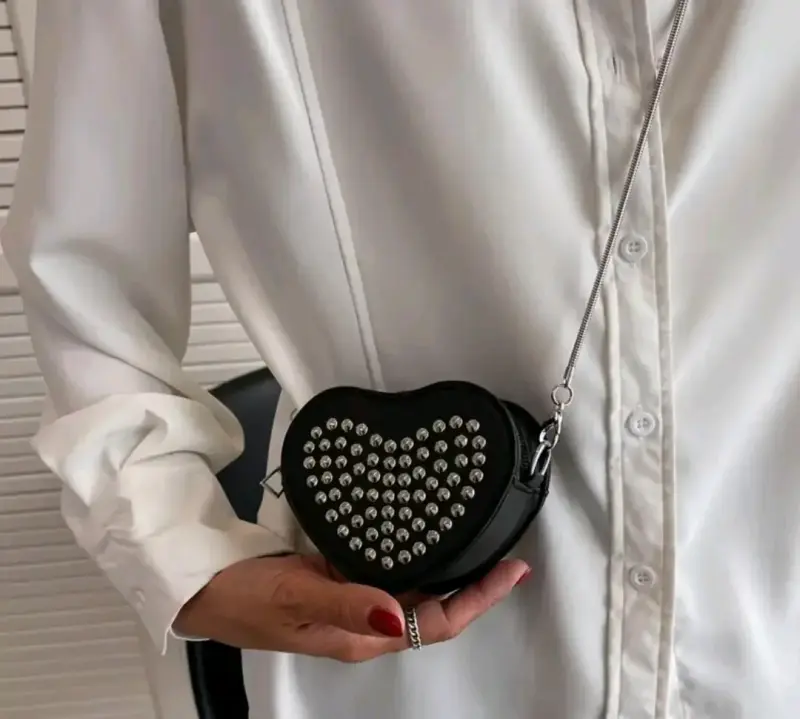 Cartera negra en forma de corazón con tachas - 4
