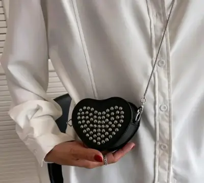 Cartera negra en forma de corazón con tachas - miniatura 4