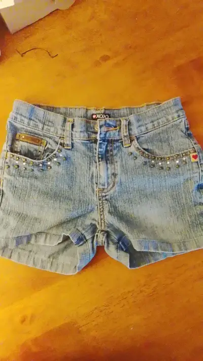 Shorts de mezclilla con detalles de tachas XOXO - miniatura 1
