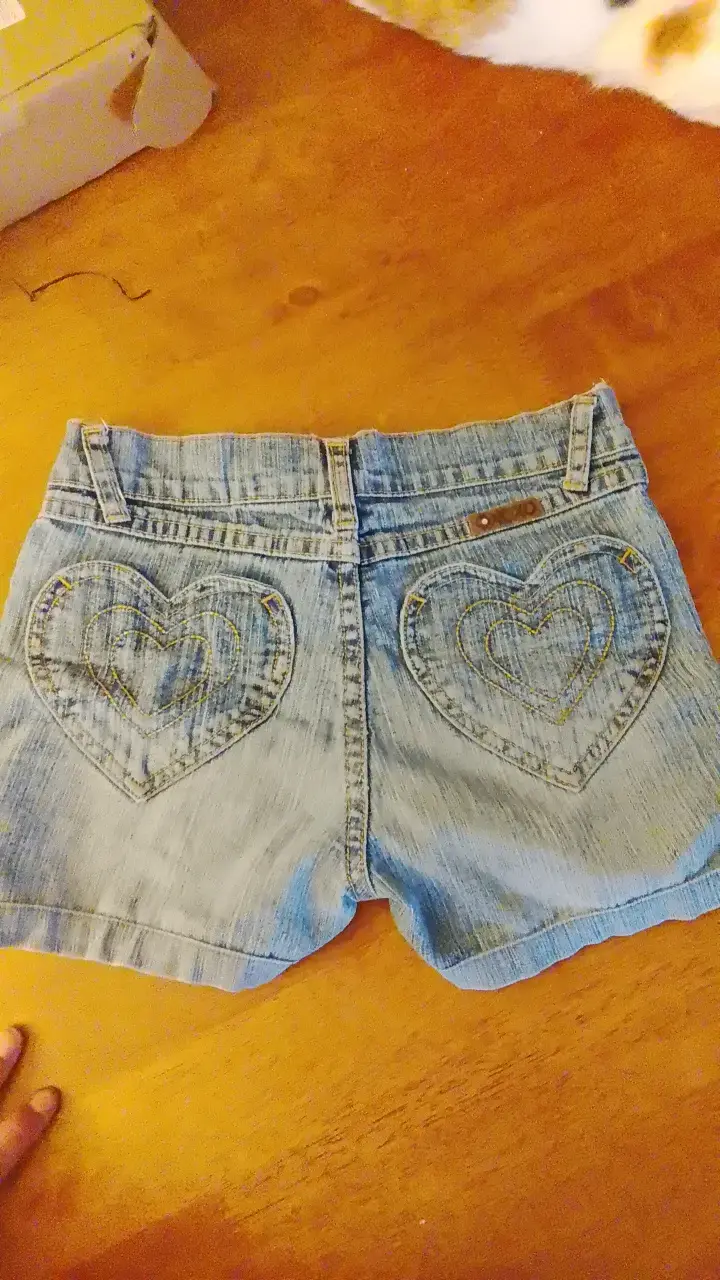 Shorts de mezclilla con detalles de tachas XOXO - 2