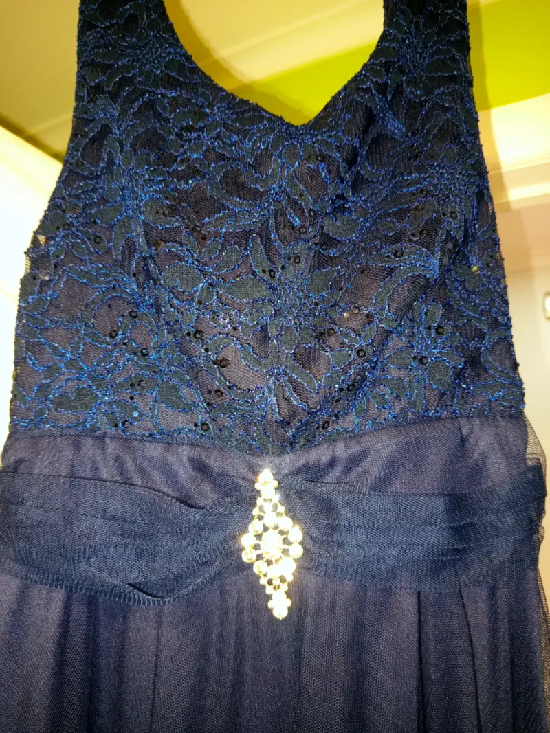 Vestido de gala largo azul con encaje y pedreria - 2