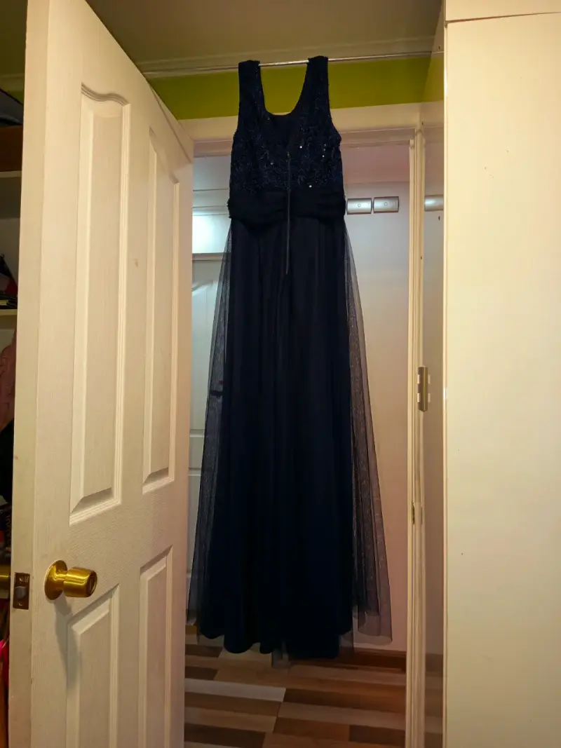 Vestido de gala largo azul con encaje y pedreria - 4