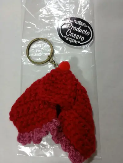 Llavero tejido a mano poncho y gorro - miniatura 1