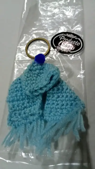 Llavero tejido a crochet azul con borla - miniatura 1