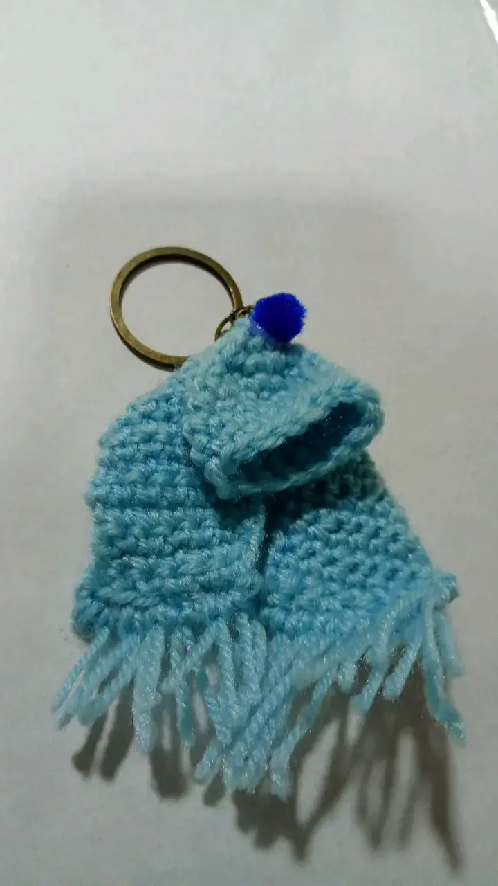Llavero tejido a crochet azul con borla - 2
