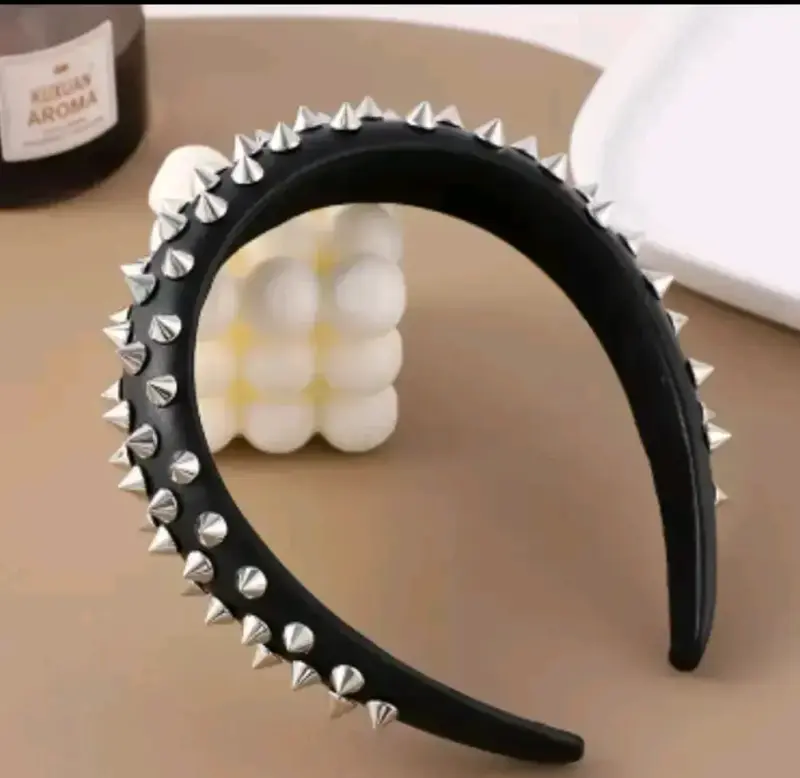 Diadema negra con tachuelas metálicas estilo punk - 1