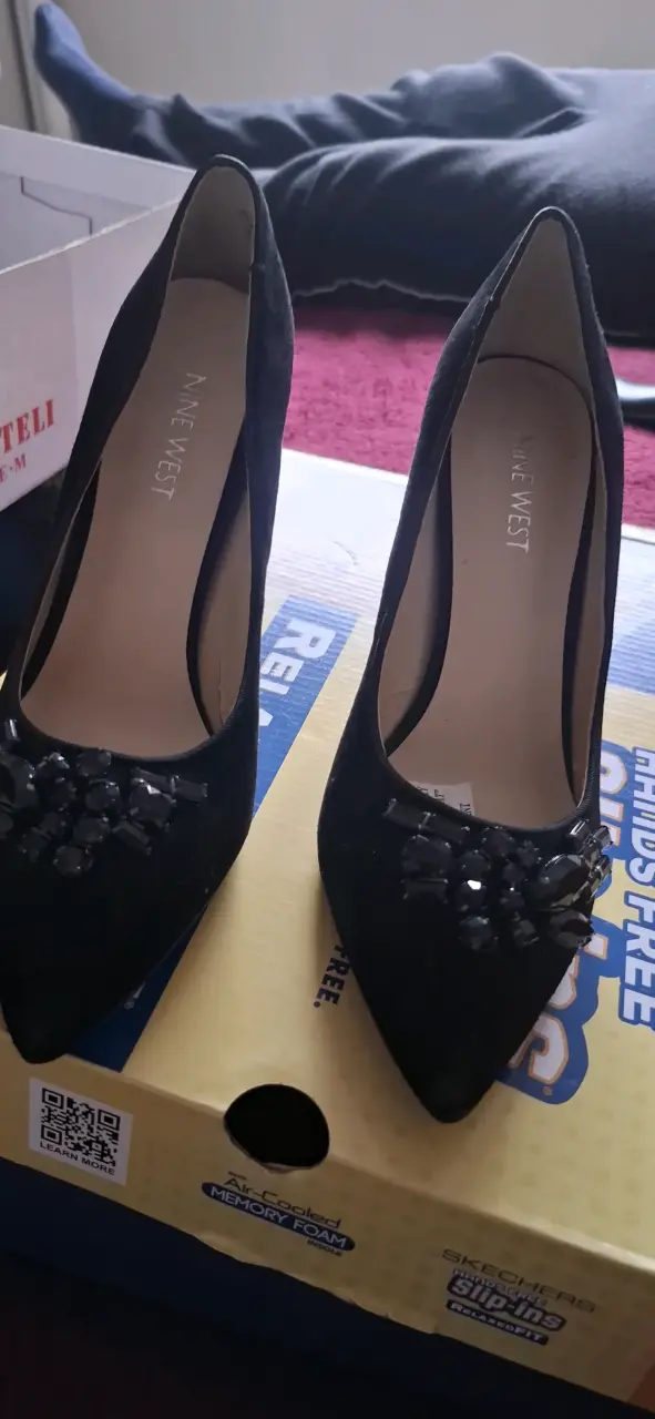 Zapatos de tacón negros Nine West con adornos - 1