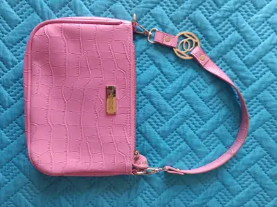 Cartera de mano rosa con diseño de cocodrilo - miniatura 1