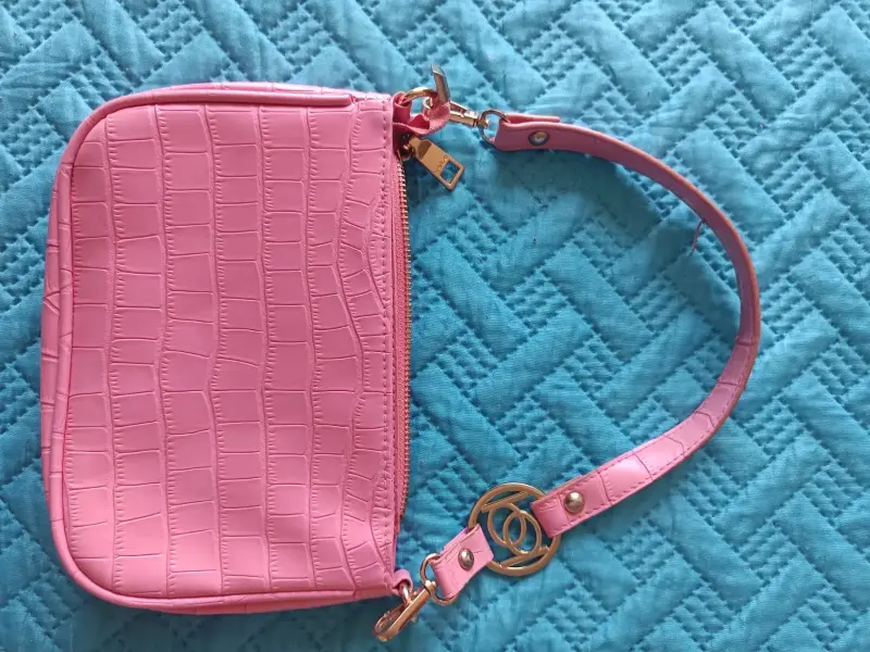 Cartera de mano rosa con diseño de cocodrilo - 2