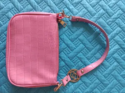 Cartera de mano rosa con diseño de cocodrilo - miniatura 2