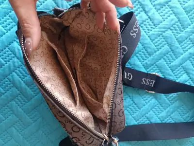 Bolso bandolera Guess con logo estampado - miniatura 2