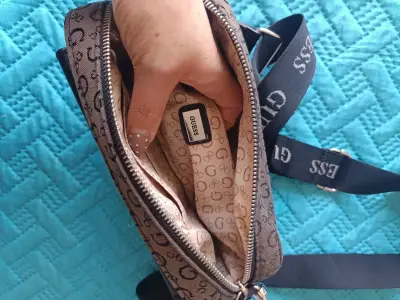 Bolso bandolera Guess con logo estampado - miniatura 3