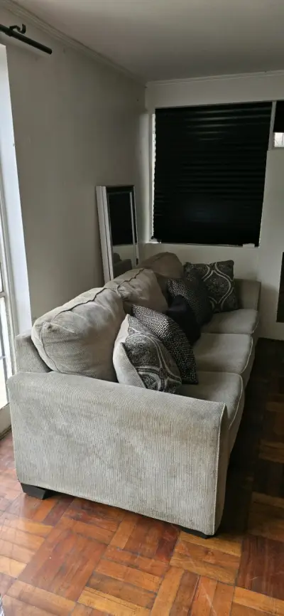 Sofá beige de tres plazas con cojines decorativos - miniatura 2
