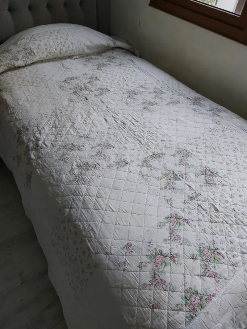 Colcha de cama con diseño floral - 1