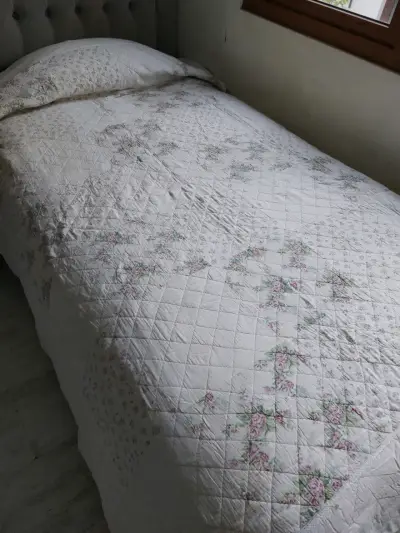 Colcha de cama con diseño floral - miniatura 1